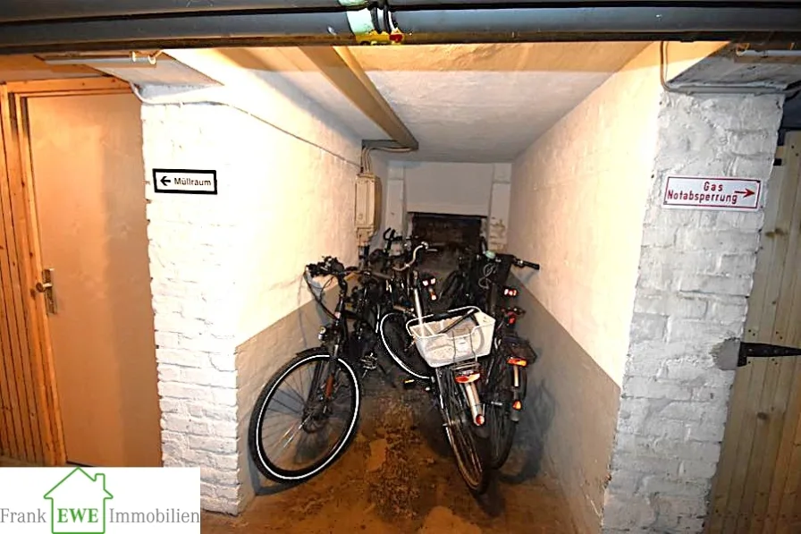 Fahrradabstellraum, 3-Zimmer-Maisonette-Wohnung m. Dachterrasse, Miete Düsseldorf Reisholz, Frank Ewe Immobilienmakler