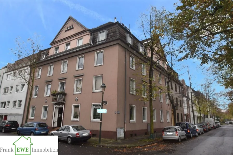 Hausansicht, 3-Zimmer-Maisonette-Wohnung mit Dachterrasse zur Miete in Düsseldorf Reisholz, Frank Ewe Immobilienmakler - Wohnung mieten in Düsseldorf - Objekt Nr. 330 -40599 Düsseldorf 3-Zimmer-Maisonette-Wohnung mit Dachterrasse