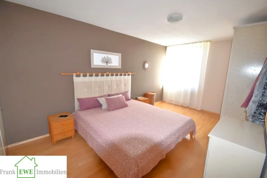 Schlafzimmer, 3-Zimmer-Wohnung mit Balkon zum Kauf in Düsseldorf Garath, Frank Ewe Immobilienmakler Düsseldorf Hassels