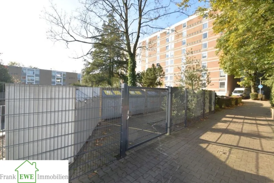 Mülltonnenplatz, 3-Zimmer-Wohnung mit Balkon zum Kauf in Düsseldorf Garath, Frank Ewe Immobilienmakler Düsseldorf Hassels