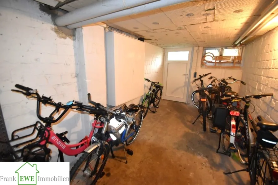 Fahrradkeller, 2-Zimmer-Wohnung mit Balkon zur Miete in Düsseldorf Hassels, Frank Ewe Immobilienmakler Düsseldorf