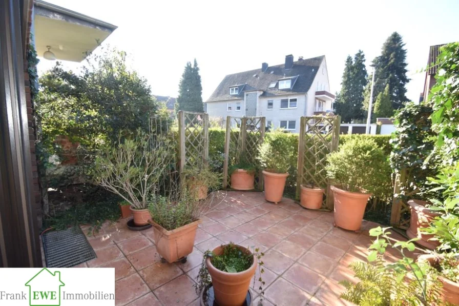 Terrasse vorne, Einfamilienhaus Garten Garage zum Kauf in Düsseldorf Hassels, Frank Ewe Immobilienmakler