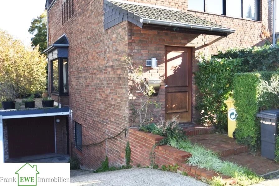 Hauseingang und Garage, Einfamilienhaus mit Garten zum Kauf in Düsseldorf Hassels, Frank Ewe Immobilienmakler