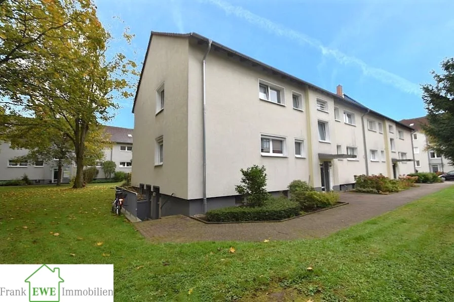 Hausansicht, 2-Zimmer-Wohnung mit Balkon zum Kauf in Düsseldorf Hassels - Wohnung kaufen in Düsseldorf - Objekt Nr. 340 - 40599 Düsseldorf2-Zimmer-Wohnung mit Balkon zum Kauf