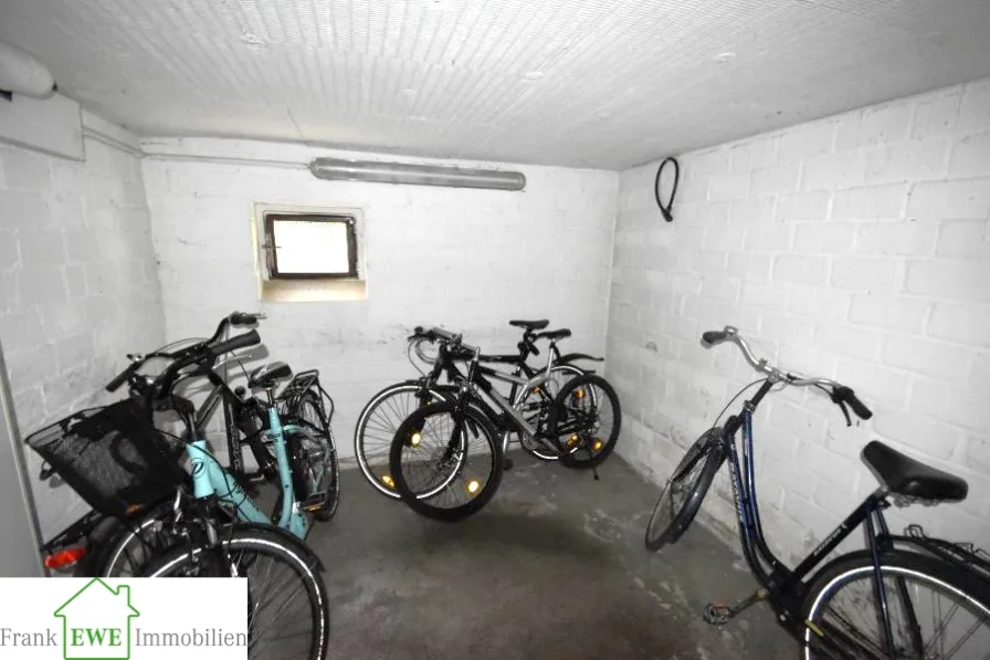 Fahrradabstellraum, 2-Zimmer-Wohnung mit Balkon zum Kauf in Düsseldorf Hassels, Frank Ewe Immobilienmakler Düsseldorf