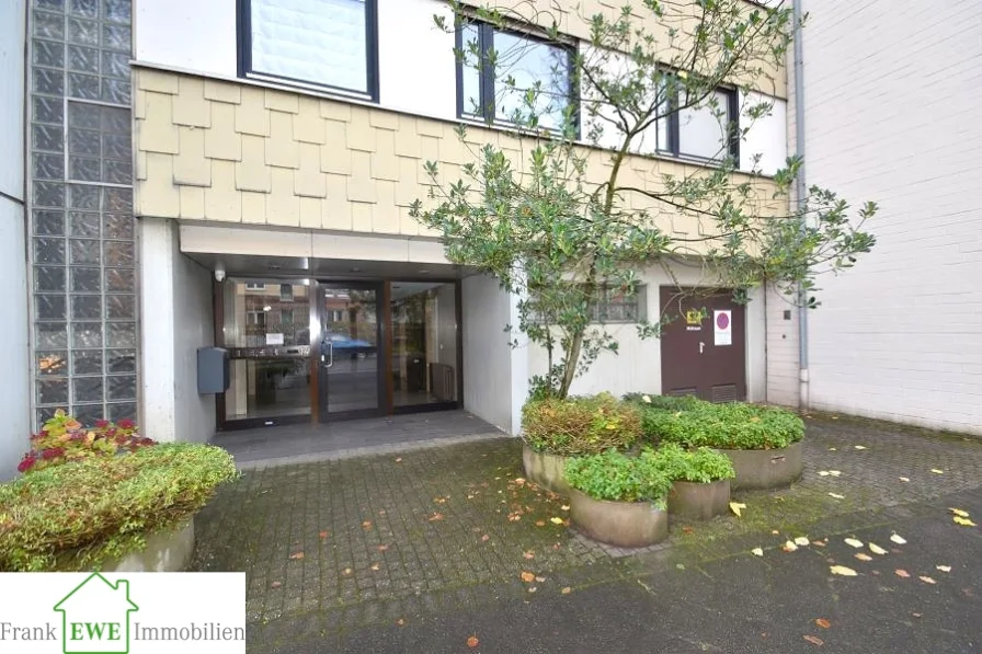 Hausansicht, 1-Zimmer-Appartement mit Loggia zum Kauf in Düsseldorf Benrath, Frnk Ewe Immobilienmakler Düsseldorf - Wohnung kaufen in Düsseldorf - Objekt Nr. 329_1,  40597 Düsseldorf Benrath1-Zimmer-Appartement mit Balkon + Tiefgaragenstellplatz