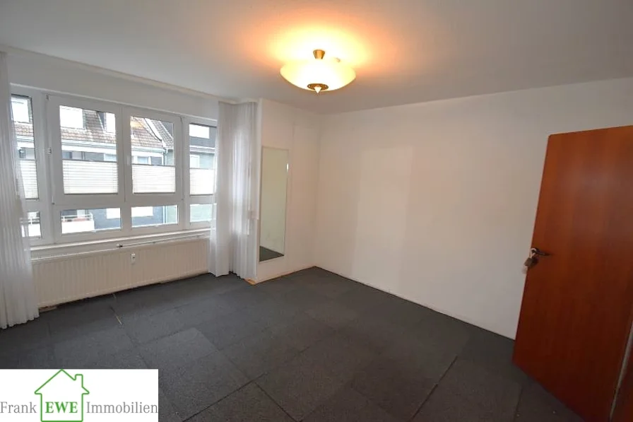 Schlafzimmer, 2-Zimmer-Wohnung mit Loggia und Stellplatz zum Kauf in Düsseldorf Holthausen, Frank Ewe Immobilienmakler