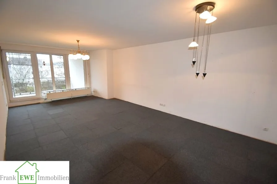 Wohnzimmer, 2-Zimmer-Wohnung mit Loggia, Stellplatz zum Kauf in Düsseldorf Holthausen, Frank Ewe Immobilienmakler