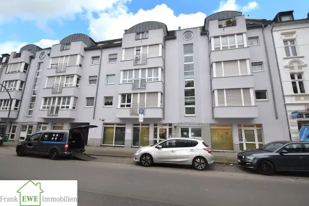 Hausansicht, 2-Zimmer-Wohnung mit Loggia und Stellplatz zum Kauf in Düsseldorf Holthausen, Frank Ewe Immobilienmakler - Wohnung kaufen in Düsseldorf - Objekt Nr. 334, 40589 Düsseldorf Holthausen2-Zimmer-Wohnung mit Loggia und Duplex-Parker