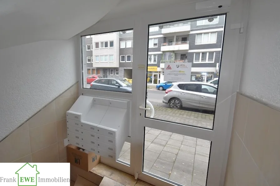 Hauseingang, 2-Zimmer-Wohnung mit Loggia und Stellplatz zum Kauf in Düsseldorf Holthausen, Frank Ewe Immobilienmakler