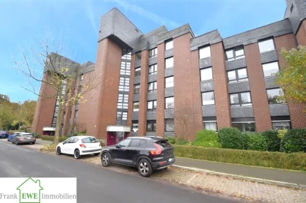 Hausansicht, 1-Zimmer-Wohnung mit Terrasse zum Kauf in Düsseldorf Benrath, Frank Ewe Immobilienmakler Düsseldorf - Wohnung kaufen in Düsseldorf - Objekt Nr. 327 - 40597 BenrathMöblierte 1-Zimmer-Wohnung mit Terrasse und PKW-Außenstellplatz