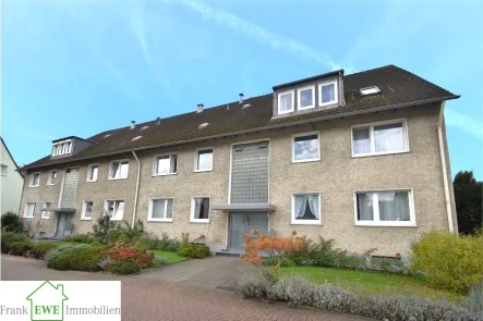 Hausansicht, 3-Zimmer-Wohnung mit Balkon und Garage zum Kauf in Hilden, Frank Ewe Immobilienmakler Düsseldorf Hassels - Wohnung kaufen in Hilden - Objekt Nr. 308 - 40723 Hilden3 Zimmer Eigentumswohnung plus großes Gartenhaus als Garage/ Werkstatt