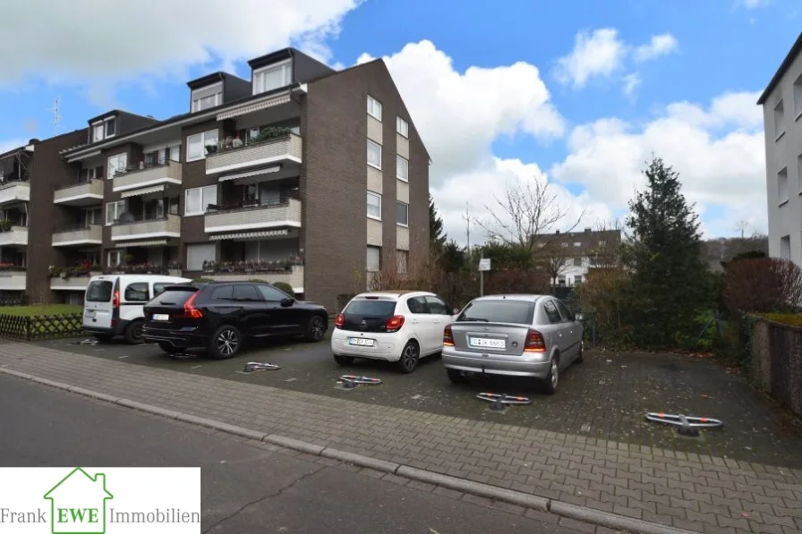 Parkplätze, 2-Zimmer-Wohnung, Loggia, Kauf in Düsseldorf Hassels, Frank Ewe Immobilienmakler