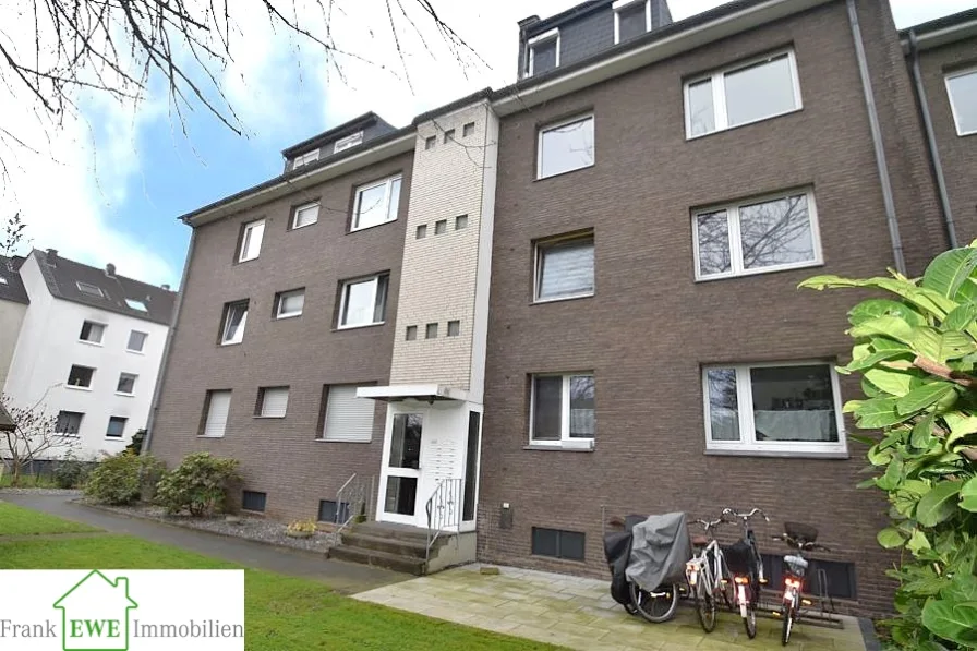 Hausansicht Eingang, 2-Zimmer-Wohnung mit Loggia zum Kauf in Düsseldorf Hassels, Frank Ewe - Wohnung kaufen in Düsseldorf / Hassels - Objekt Nr. 324 -40599 Düsseldorf,Modernisierte  2-Zimmer-Wohnung mit Loggia