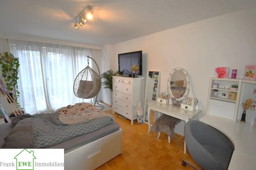 Schlafzimmer, 3-Zimmer-Wohnung mit Balkon, Miete Grimlinghausen, Frank Ewe  Immobilienmakler Düsseldorf