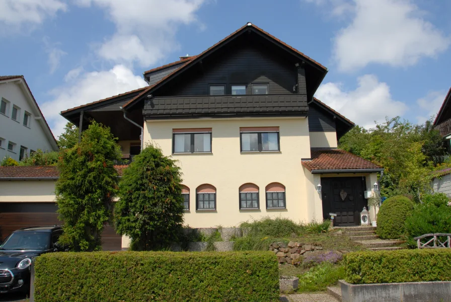 Hausansicht - Haus kaufen in Heidenrod-Watzelhain - Ihr Traumhaus im Grünen mit Fernblick