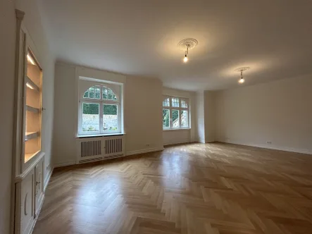 Wohnzimmer - Wohnung mieten in Wiesbaden / Wiesbaden Nordost - Top-sanierte Altbauwohnung oberhalb des Dambachtals