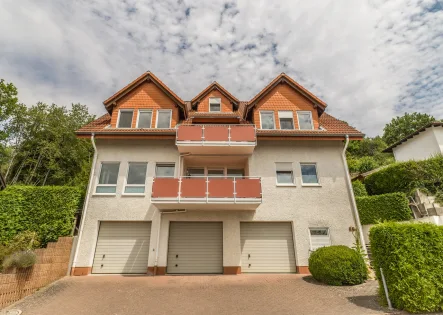 Hausansicht  - Wohnung kaufen in Taunusstein - Schicke Maisonette-Wohnung mit traumhaftem Blick