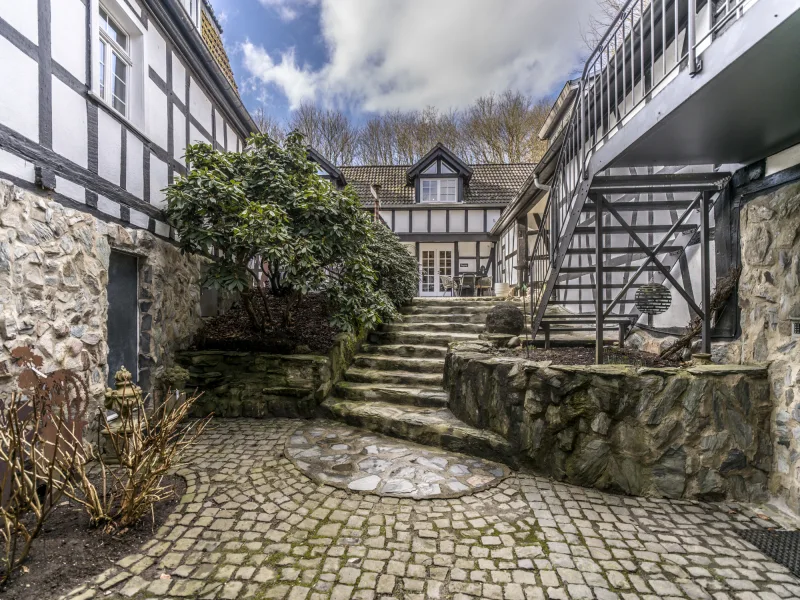 Innenhof - Haus kaufen in Schlangenbad - Historisches Fachwerkensemble mit vielfachen Nutzungsmöglichkeiten