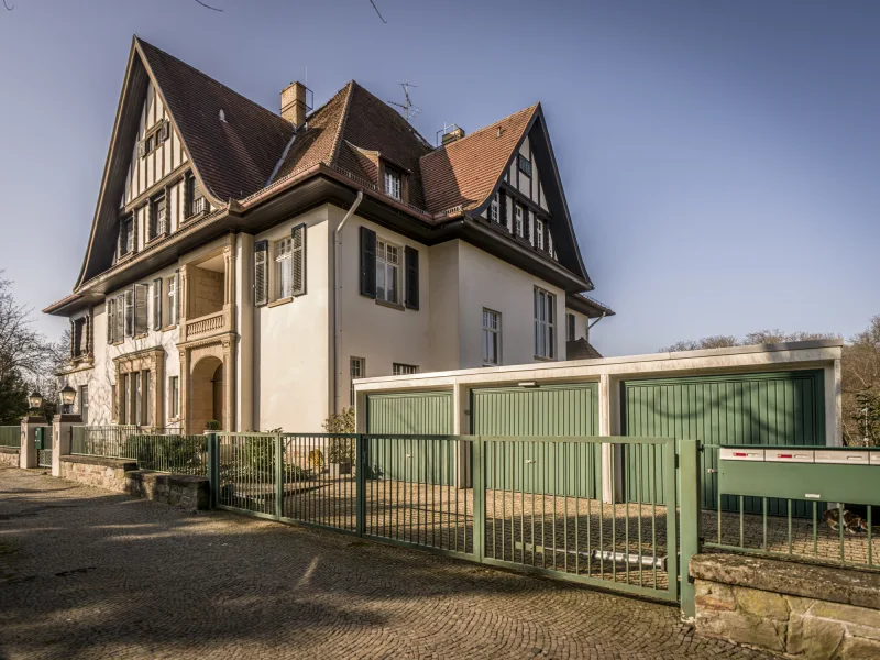 Straßenansicht - Wohnung kaufen in Wiesbaden / Wiesbaden Nordost - Traumhafte Altbauwohnung mit Blick über das Dambachtal