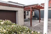 Garage links neben dem Haus mit Carport