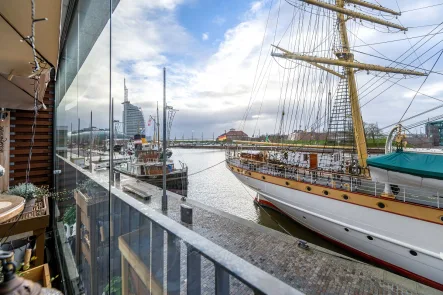 Aussicht vom Balkon  - Wohnung kaufen in Bremerhaven - Neuer Hafen // Luxuriöse Eigentumswohnung mit unvergleichlichem Wasserblick