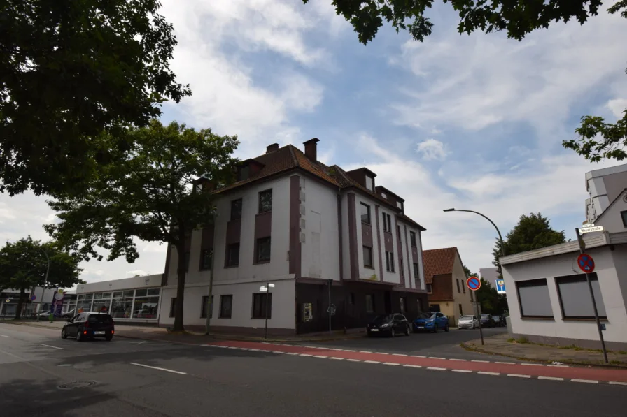 Haus 130 - Haus kaufen in Bremerhaven - Bremerhaven Wulsdorf // Gebäudeensemble mit zwei Mehrfamilienhäusern und Parkplatz