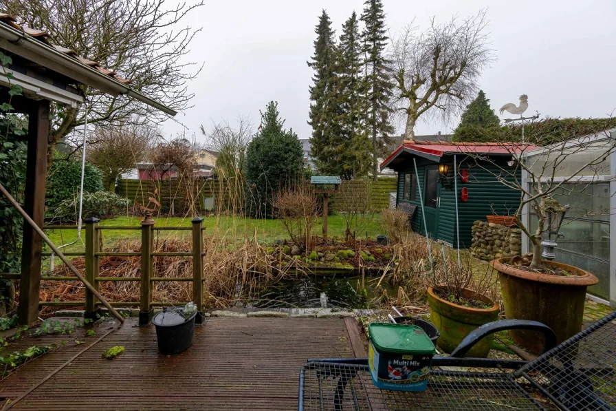 Terrasse mit Blick in den Garten