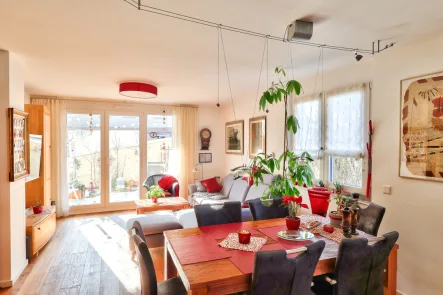 Das Wohnzimmer mit Ausgang zur Großen Terrasse - Wohnung kaufen in Gilching - Neuwertige Erdgeschoss-Garten-Maisonette in Neugilching