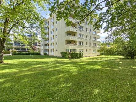 Im Grünen - Wohnung kaufen in Gauting - Geräumige 3-Zi.-Wohnung mit Südbalkon und zwei Stellplätzen