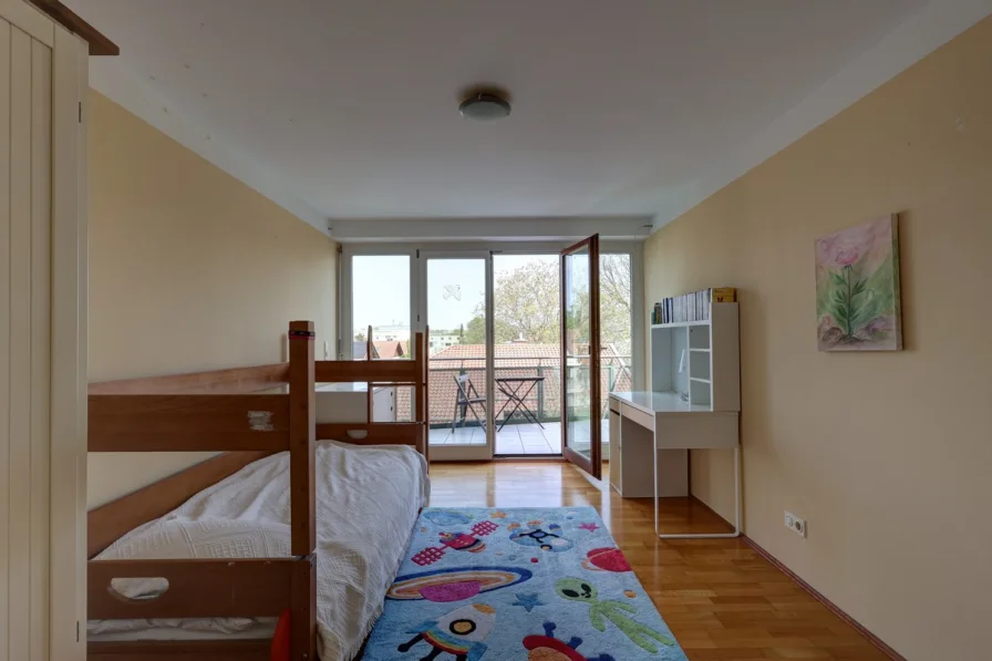 Schlafzimmer mit Ostbalkon 