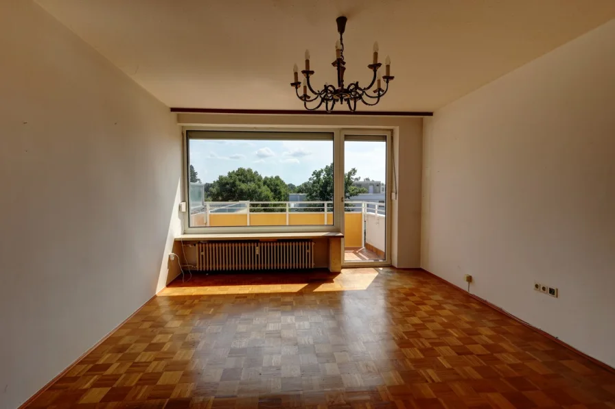 Wohnzimmer mit Zugang zum Sonnenbalkon