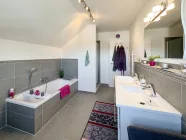 Großes Badezimmer OG