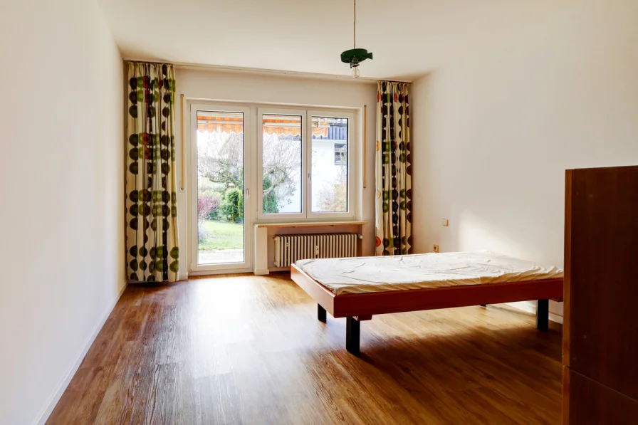 Das Schlafzimmer mit Zugang zur Terrasse