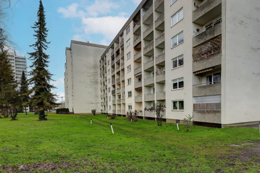 Viel Grün - Wohnung kaufen in Puchheim - Hochparterre Wohnung am Ortsrand von Puchheim