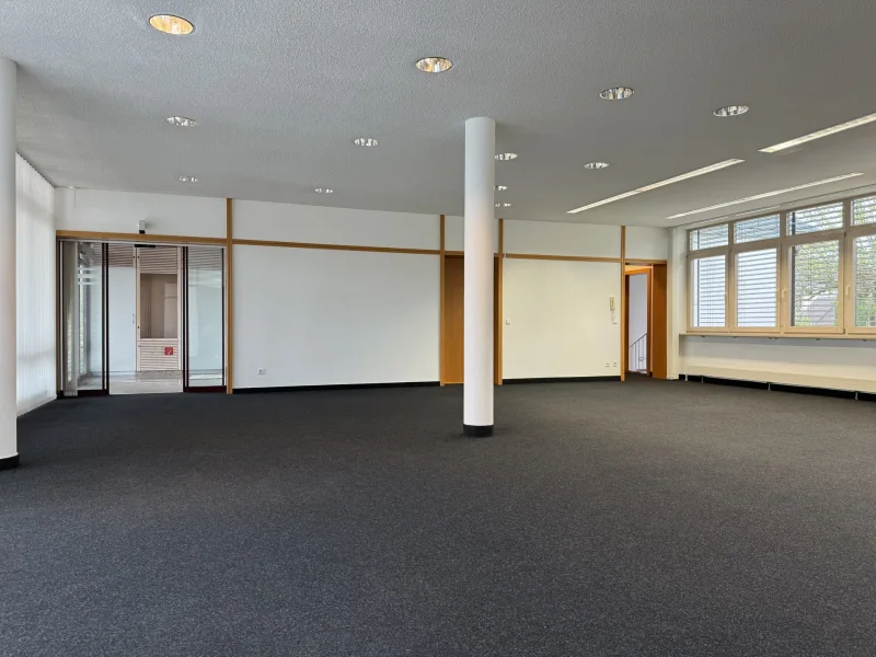 Großer Bürorraum Blick Eingang 2