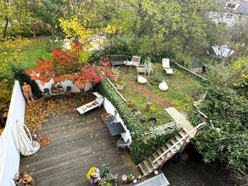 Terrasse und Gartenfläche