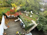 Terrasse und Gartenfläche