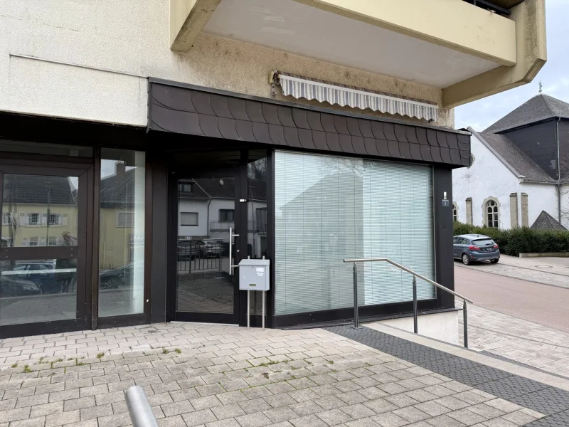 1 - Büro/Praxis kaufen in Nalbach - Gewerbeeinheit an zentralem Hubertusplatz in Nalbach zu verkaufen