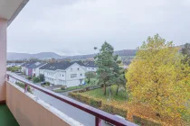 Balkon mit Blick - Spielplatz gegenüber