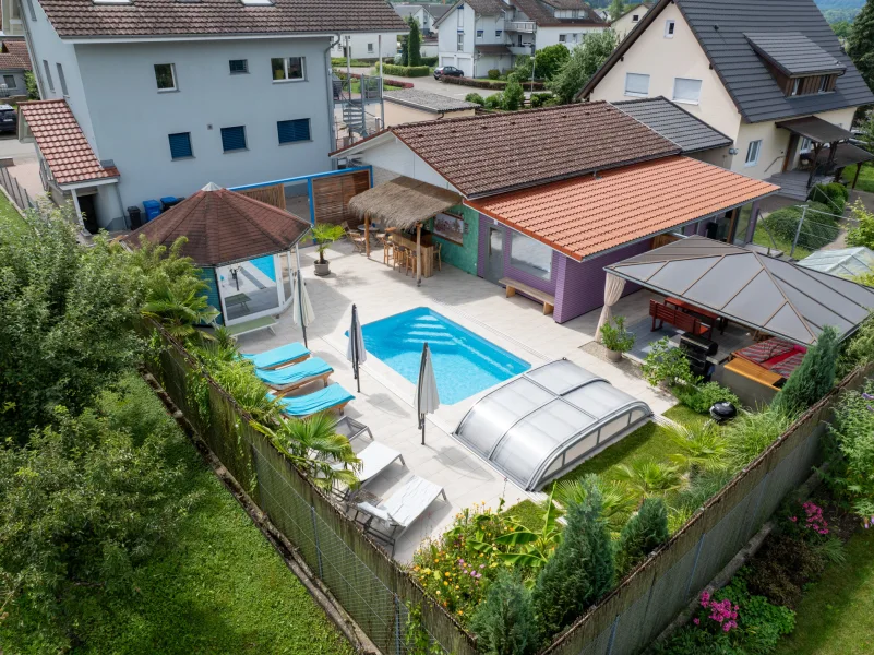 Ansicht - Außenbereich + Haus + Garage - Haus kaufen in Wutöschingen - Kernsaniertes 2-Familienhaus - Wellness-Oase mit luxuriösem Außenbereich mit Pool, Sauna u.v.m.