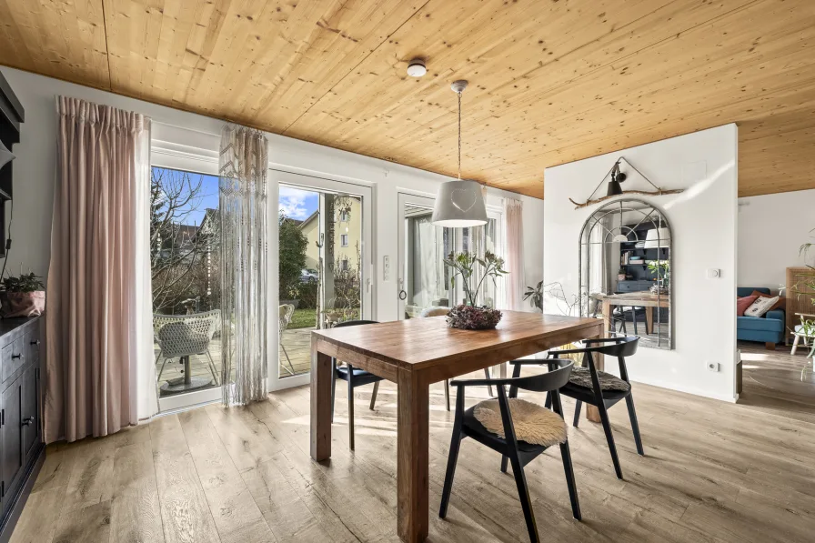 Esszimmer mit Blick auf die Terrasse - Haus kaufen in Waldshut-Tiengen / Gurtweil - Exklusives Architektenhaus in idyllischer Lage – nachhaltig, modern & ein echtes Wohlfühl-Zuhause