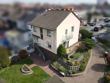Außenansicht - Haus kaufen in Ludwigshafen am Rhein - Renovierungsbedürftiges Reiheneckhaus mit Gartenidylle: Familienoase in LU-Mundenheim