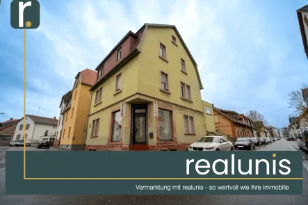 Straßenansicht - Haus kaufen in Weinheim - *reserviert* Sanierungsbedürftiges Wohn- und Geschäftshaus mit Umbaupotenzial - realunis -