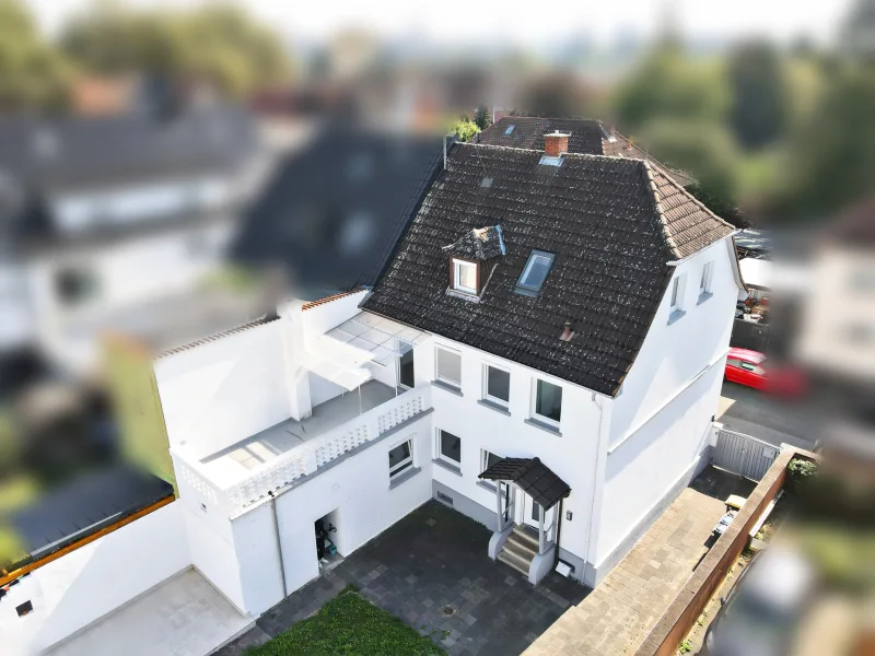 Luftbild - Haus kaufen in Ludwigshafen am Rhein - Klassischer Charme trifft Moderne: 7 Zimmer, Pool, Terrasse und flexible Nutzungsmöglichkeiten