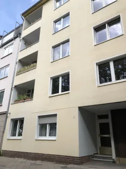 T10 Fassade links - Haus kaufen in Düsseldorf - MEHRFAMILIENHAUS MIT SICHT AUF DEN PARK6 freie Wohnungen und eine freie Halle zum Loftausbau