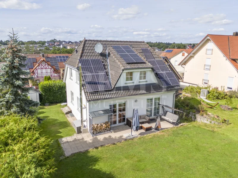 Titelfoto - Haus kaufen in Karlsbad / Auerbach - Neuwertiges Einfamilienhaus mit großem Garten, EBK, Komfortkamin, Garage und Außenstellplatz