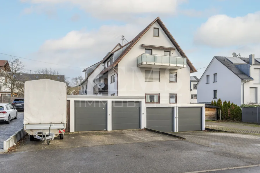 Außenansicht mit Garage