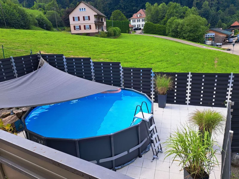 Pool auf der Terrasse - Haus kaufen in Baiersbronn - Provisionsfrei für Käufer: Großzügiges Haus mit großem Garten, Terrasse + Pool Baiersbronn-Huzenbach