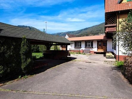 Hof und Carport - Haus kaufen in Baiersbronn - Charmantes 2-Familienhaus auf großem Grundstück mit enormer Ausbaureserve in ehemaliger Werkstatt